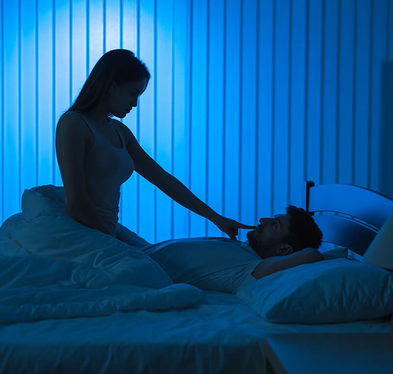 У яких сексуальних позах жінка знаходиться?