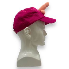 Червона кепка з пенісом на лобі 4