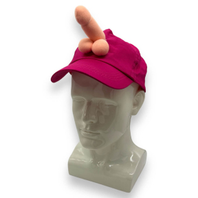 Червона кепка з пенісом на лобі 5