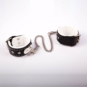 Наручники Whips Collection в бело-черном дизайне